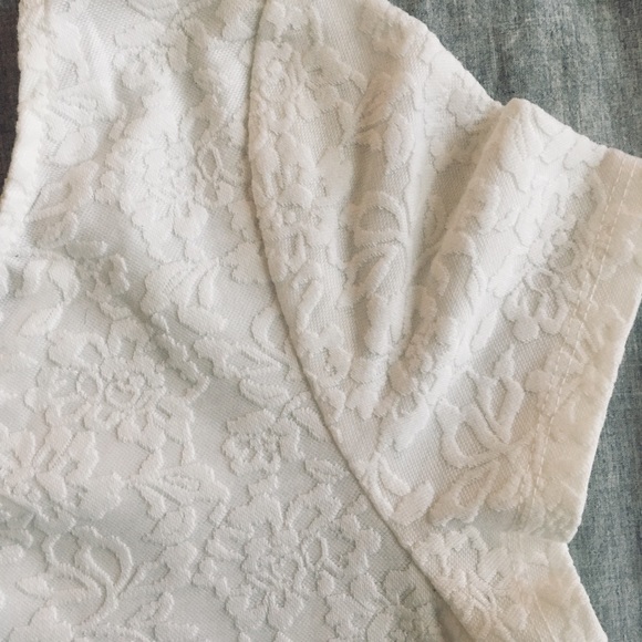 White scoop-necked crop top with floral pattern - Picture 3 of 4